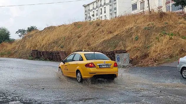 Meteoroloji uyarmıştı! Şiddetli yağış 10 dakikada sokakları dereye dönüştürdü