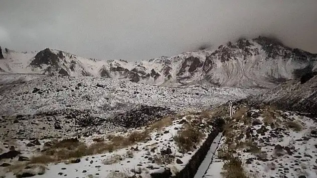Erciyes Dağı'na mevsimin ilk karı düştü
