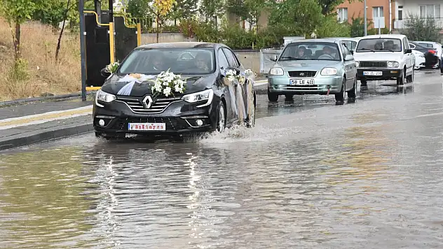 Sivas'ta sağanak nedeniyle ev ve iş yerlerini su bastı