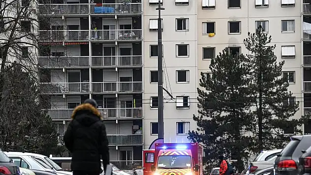 Paris'te Eyfel Kulesi yakınında yangın çıktı