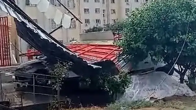 Adana'da sağanak ve fırtına hayatı olumsuz etkiledi