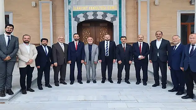 'Son nefesimize kadar hizmetle mükellefiz'