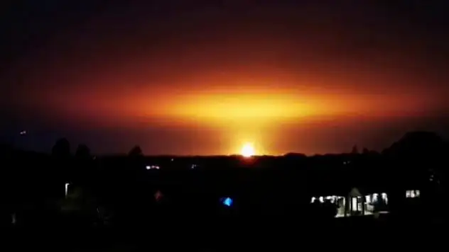 İngiltere'de büyük patlama! Gökyüzü ateş topuna döndü