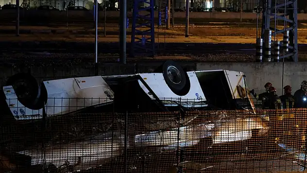 Yolcu otobüsü üst geçitten düştü: 21 ölü