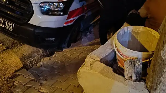 Ambulansın tekeri çukura saplandı yardıma vatandaşlar koştu