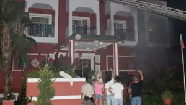 Otel yangınında can pazarı!