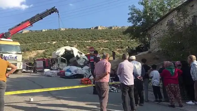 Son Dakika! Kamyon yoldaki araçlara çarptı: 5 ölü, 17 yaralı