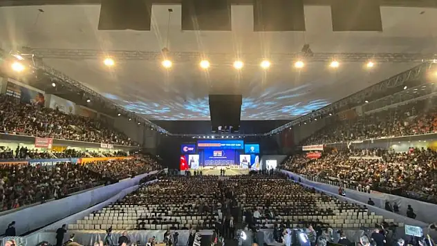 AK Parti 4. Olağanüstü Büyük Kongresi için Ankara Spor Salonu'na girişler başladı