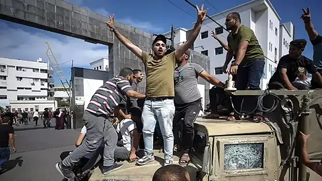 El Kassam Tugayları İsrail askerlerini esip alıp tanklarına el koydu