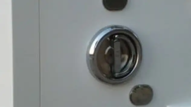 Bebeği çelik kasaya kilitleyip kaçtılar