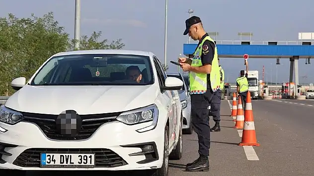 İzmir'de 464 düzensiz göçmen yakalandı, 12 organizatör tutuklandı