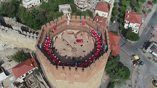ALKÜ'den TUR'da bayrak şöleni