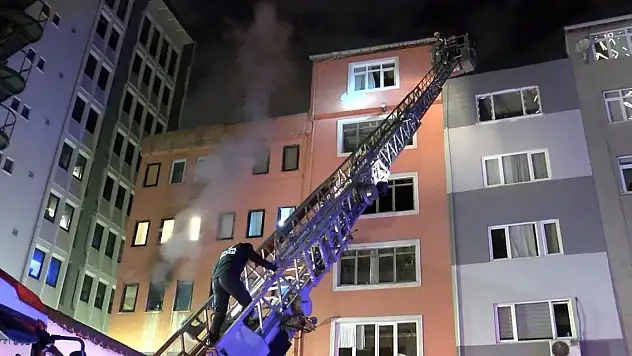 5 katlı binanın orta katında yangın:1 yaralı