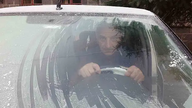 O ilde sıcaklık eksi 5'i gördü, araçların camları buz tuttu