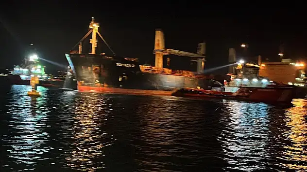 İstanbul Boğazı'ndaki trafik arızalanan gemi nedeniyle askıya alındı