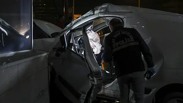 Üst geçidin ayağına çarpan araçtaki 2 kişi öldü