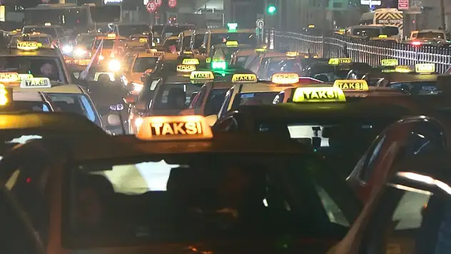 Taksicilerden destek konvoyu