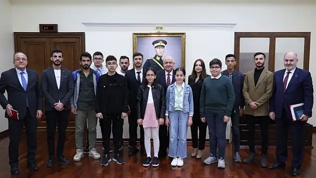 Bakan Güler, Şırnak'ta gençlerle buluştu