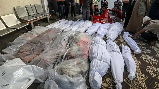 Gazze'de kimliği tespit edilemeyen parçalanmış cenazeler toplu mezarlara defnediliyor