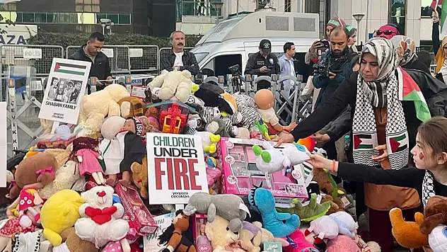 İstanbul'da ''oyuncak''lı İsrail protestosu