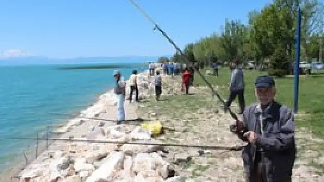 Sigara yüzünden ses tellerini kaybetti