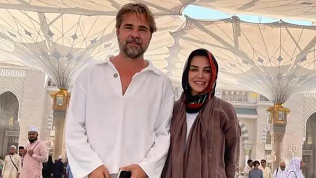 Ünlü oyuncu eşiyle umreye gitti, paylaşımına beğeni yağdı