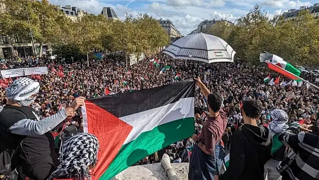 Fransız polisi on binlerce kişiyi görünce ne yapacağını bilemedi