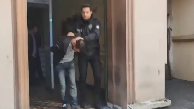 İstiklal Caddesi'nde bayrakları yere atmıştı! Gözaltına alındı