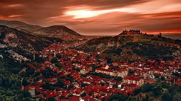 Tarih boyunca önemli ticaret ve kültür merkezi olan Kütahya Türkiye için neden önemli?