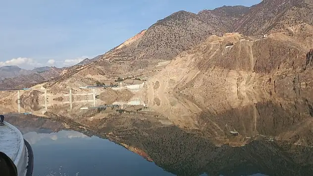 Sular altında kalan ilçede oltayla balık tutulmaya başlandı