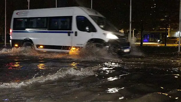 Sağanak etkili oldu, cadde ve sokaklar suyla doldu