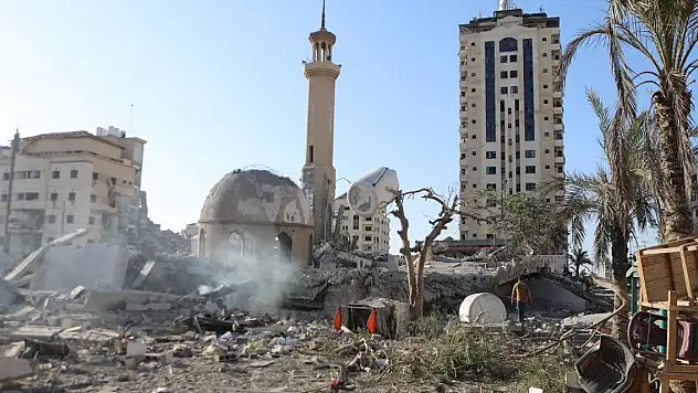 İsrail ordusu Gazze'de 1 camiyi daha bombaladı