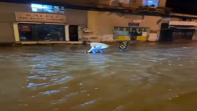 Çanakkale'de sağanak cadde ve sokaklar suyla doldu