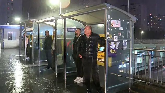 İstanbul'da yağış başladı trafik olumsuz etkilendi