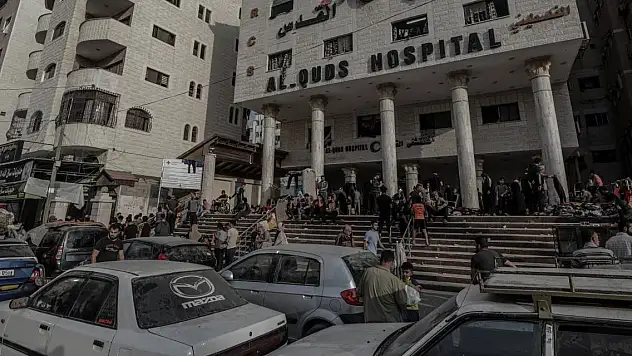 İsrail, Kudüs Hastanesi ve Filistin Kızılayı binasının yakınını vurdu