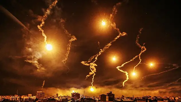 İsrail Gazze'ye bir aydır bomba yağdırıyor