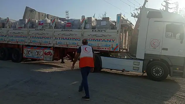 Filistin Kızılayı, insani yardım yüklü 106 kamyonu teslim aldı