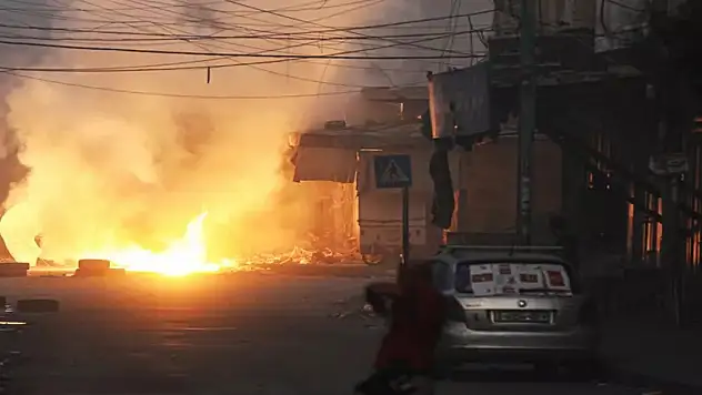 Gazze'de bombalar bir kez daha hastane çevresini vurdu
