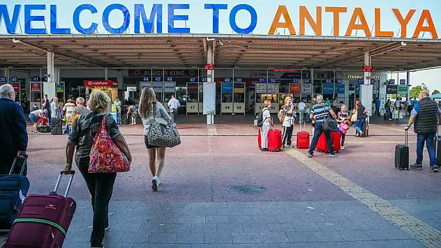 Antalya'ya uçakla 3,5 saatte gelen turist oteline 5 saatte ulaştı