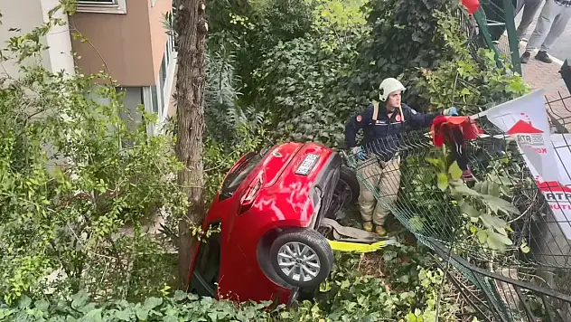 Otomobil binanın bahçesine uçtu!