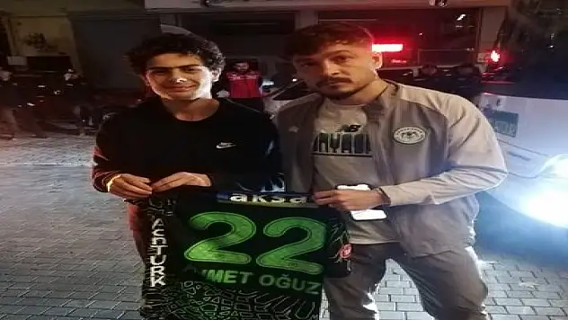 Konyasporlu Ahmet Oğuz hediyesine jestle karşılık verdi!
