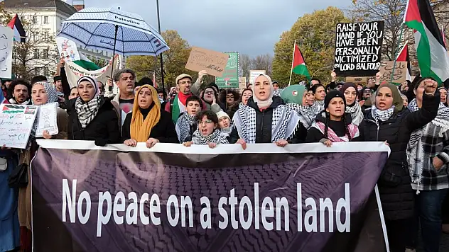 Almanya'da binlerce kişi, İsrail'in Gazze'ye yönelik saldırılarını protesto etti
