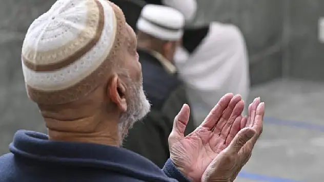 Sabah namazında eller Filistin için semaya açıldı