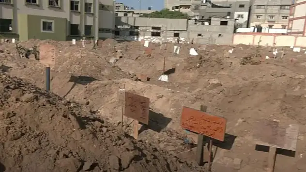 Gazze'de Şifa Hastanesi'nin bahçesinde toplu mezar...