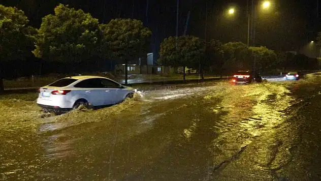 Şiddetli yağış... Cadde ve sokaklar göle döndü
