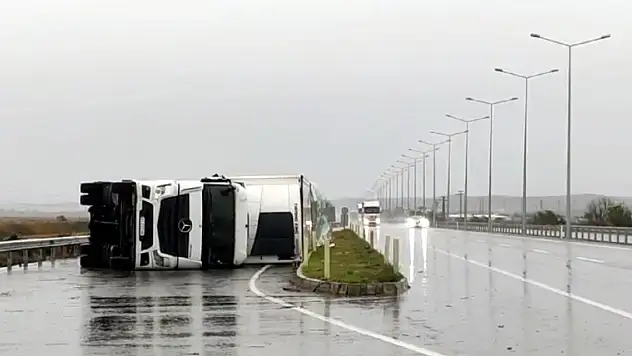 Trakya'da kuvvetli rüzgar TIR'ı devirdi