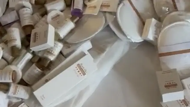 Tatilci Rus ailenin bavullarından otele ait çok sayıda eşya çıktı