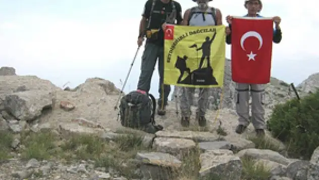 Dağcılar, teröre tepki için dağa tırmandı