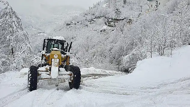 O yol kar ve tipi nedeniyle ulaşıma kapatıldı