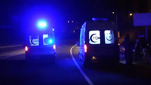 Buzlanan yolda otomobil devrildi: 1 ölü, 4 yaralı